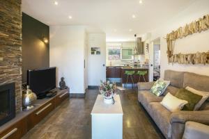 ein Wohnzimmer mit Sofa und Fernseher in der Unterkunft Mareva in Begur