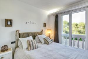 ein Schlafzimmer mit einem Bett und einem großen Fenster in der Unterkunft Mareva in Begur + 15 Fotos