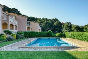 ein Swimmingpool im Garten eines Hauses in der Unterkunft Mareva in Begur