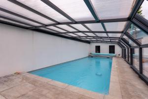 an indoor swimming pool with a retractable ceiling at Villa À Isturits Avec Piscine in Isturits