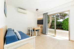 a bedroom with a bed and a table with a desk at Apartamento Bon Aire N4 in Cala Ferrera