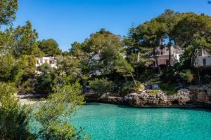 a view of a river with trees and houses at Apartamento Bon Aire N4 in Cala Ferrera