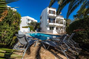 a villa with a swimming pool and a house at Apartamento Bon Aire N4 in Cala Ferrera
