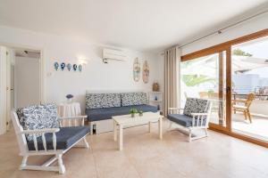a living room with a couch and chairs and a table at Apartamento Poseidonia in Felanitx