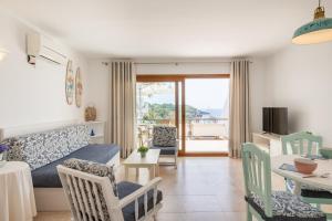 a living room with a couch and a table at Apartamento Poseidonia in Felanitx
