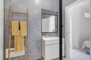 a bathroom with a sink and a mirror and a towel rack at Mi Casa Es Su Casa Nº4 in Albufeira