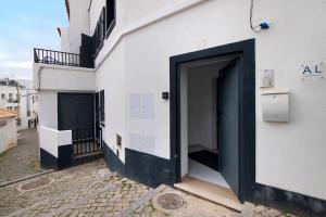 a building with a door on the side of it at Mi Casa Es Su Casa Nº4 in Albufeira