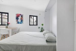 a white bedroom with a bed and a desk at Mi Casa Es Su Casa Nº4 in Albufeira