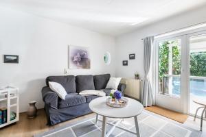 a living room with a couch and a table at Ferienwohnung zur Ostsee in Westerholz