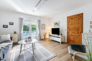 a living room with a couch and a table at Ferienwohnung zur Ostsee in Westerholz
