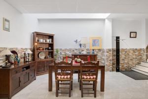 a kitchen with a dining room table and chairs at Loft Los Olivos in Algar