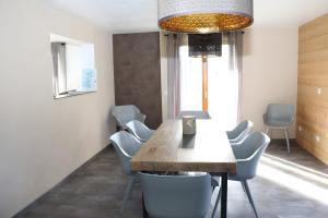 a waiting room with a table and chairs at Gîte La Maison De Caroline, Spa in Sigolsheim