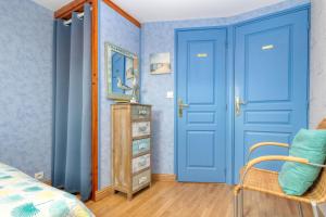 a bedroom with blue walls and a blue door at Le pré Nantais proche plage in Le Croisic