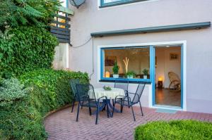a patio with a table and chairs in front of a building at Heim Lisse in Dietenhofen