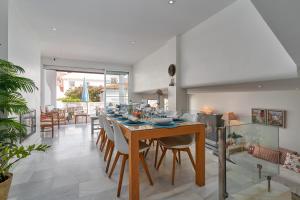 a kitchen and dining room with a table and chairs at Casa Sueña in Calahonda