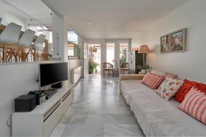 a living room with a couch and a flat screen tv at Casa Sueña in Calahonda