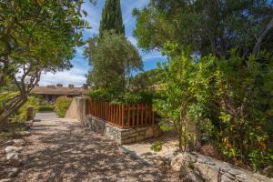 a garden with a fence and a tree at Un Petit Paradis à Gigaro in La Croix-Valmer