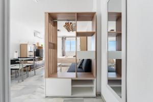 a mirror in a room with a living room at Studio Vista Bonita in Sitio de Calahonda