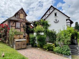 a house with ivy on the side of it at Kleiner Kalle in Melsungen