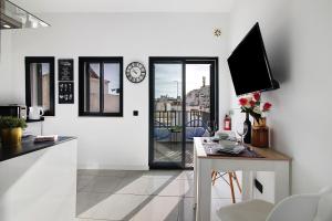 a kitchen with a table and a clock on the wall at Mi Casa Es Su Casa Nº3 in Albufeira