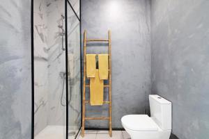 a bathroom with a towel rack next to a toilet at Mi Casa Es Su Casa Nº3 in Albufeira +14 photos