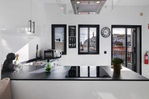 a kitchen with a counter and a clock on the wall at Mi Casa Es Su Casa Nº3 in Albufeira