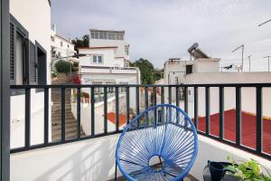 a blue chair sitting on top of a balcony at Mi Casa Es Su Casa Nº3 in Albufeira