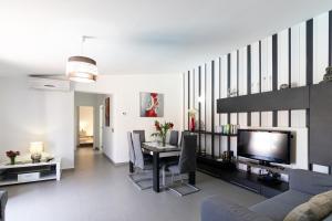 a living room with a dining table and a television at Hortet in Campos