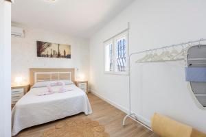 a bedroom with a bed with pink towels on it at La palmera in Níjar