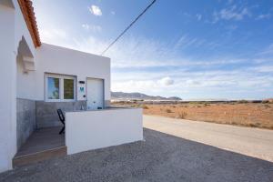 a white house on the side of a road at La palmera in Níjar