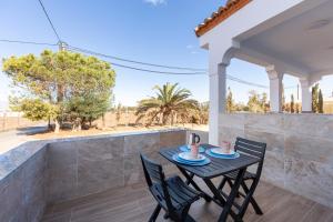 a table and chairs on the balcony of a house at La palmera in Níjar