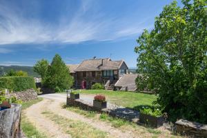 a house with a garden and a dirt road at Maison Chloé - Mas Lachamp in Gravières
