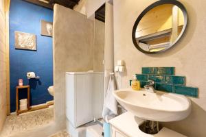 a bathroom with a sink and a mirror at Haus am Gardasee mit Seeblick in Raffa