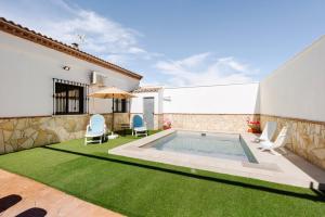 a backyard with a swimming pool and grass at Casa Miró in Humilladero
