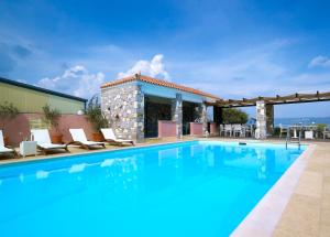 Bazén v ubytování Aeolis Apartments & Studios nebo v jeho okolí