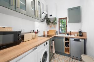 a kitchen with a washer and dryer in it at Joli gîte dans les collines in Toulon