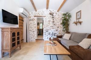 a living room with a couch and a table at Joli gîte dans les collines in Toulon