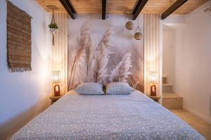 a bedroom with a bed with two pillows on it at Joli gîte dans les collines in Toulon