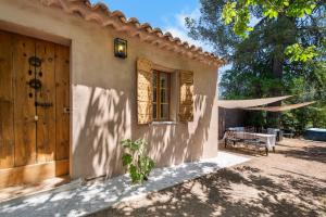 a house with a wooden door and a table at Joli gîte dans les collines in Toulon