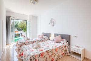 a bedroom with two beds and a window at Ferrera Soul 1b in Santanyi
