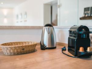 a toaster and a basket on a kitchen counter at Ferienwohnung 12 Kirschen in Durbach