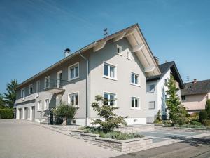 a large white building with a roof at Ferienwohnung 12 Kirschen in Durbach