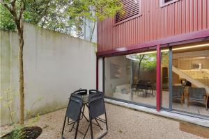 a pair of chairs sitting in front of a house at Orange Apartments A in Porto