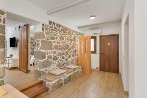 a living room with a stone wall and a couch at El Blanquizal A in San Nicolás
