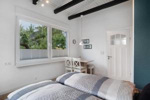 a bedroom with a bed and a window at Ferienwohnung Alte Liebe in Cuxhaven
