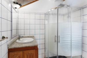 a bathroom with a sink and a shower at Villa Gorgonia in Tijarafe