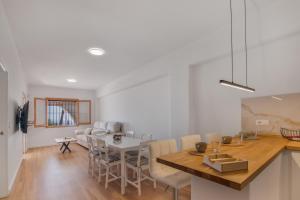 a kitchen and dining room with a table and chairs at Primera Linea en Matalascañas in Matalascañas +13 photos