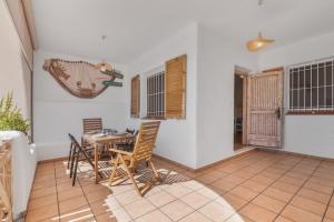 a dining room with a table and chairs at Primera Linea en Matalascañas in Matalascañas