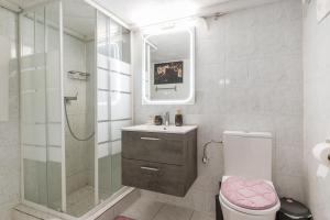 ein Badezimmer mit Dusche, Toilette und Waschbecken in der Unterkunft Azure Nest in Néa Péramos + 12 Fotos