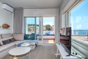 a living room with a couch and a table at Casa dins el Mar en Calella in Calella de Palafrugell